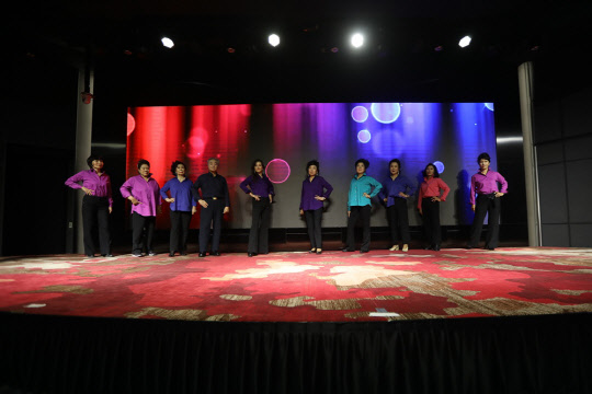 아세아평생교육원, 시니어 모델 과정 '그레이 온 더 스테이지 1기 졸업 패션쇼'.<아세아평생교육원 제공>